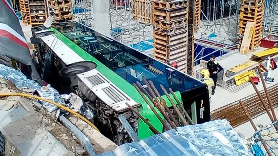 un-herido-critico-al-caer-un-autobus-por-el-agujero-de-unas-obras-en-esplugues-de-llobregat,-en-barcelona