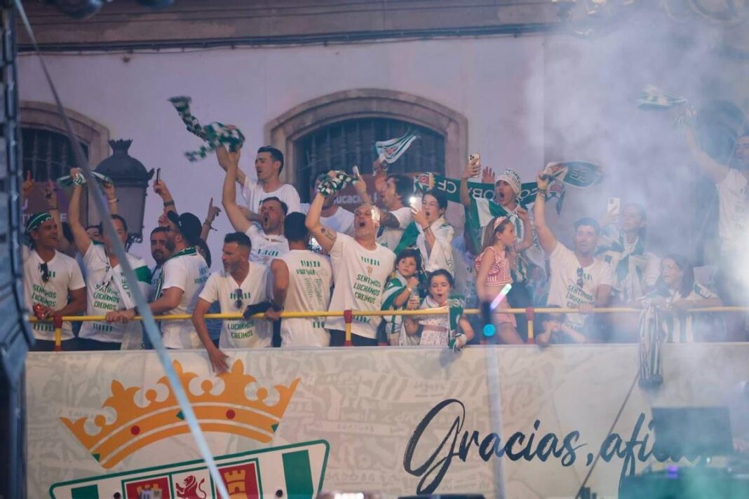 el-cordoba-cf-celebra-su-ascenso:-«¡illa,-illa,-illa,-volamos-en-las-tendillas!»