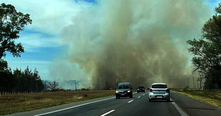 Grave incendio en el pueblo turístico Uribelarrea: está cortada la ruta 205