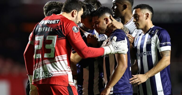 Navarro fue agraviado por Bobadilla, lloró y quiso dejar la cancha