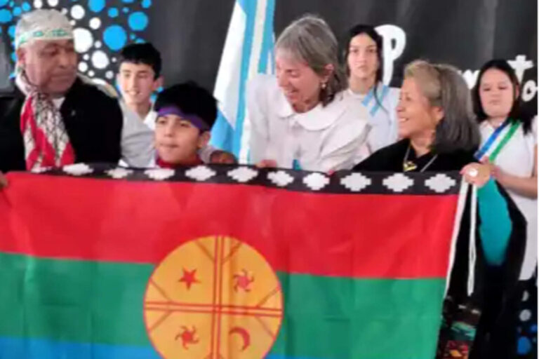 Escándalo en el Día de la Bandera: obligaron a niños a izar la bandera mapuche
