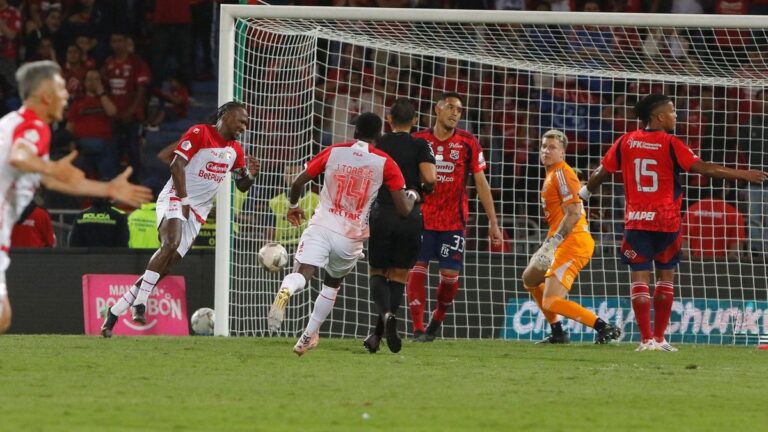 Es viral: Hugo Rodallega se lesionó, lloró, no alcanzó a salir y metió el gol del título