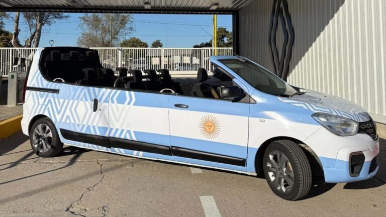 La particular limosina que diseñó Renault con guiño a la bandera y una estética llamativa