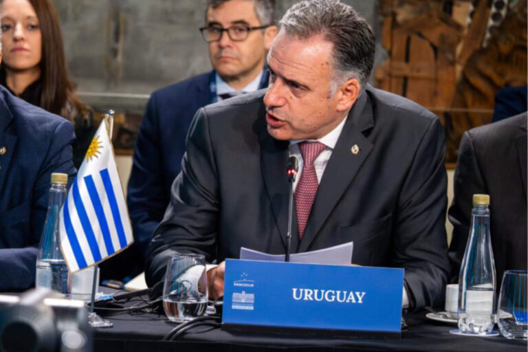 Otro mamarracho más de Orsi en el exterior, pide más Estado al lado de Milei