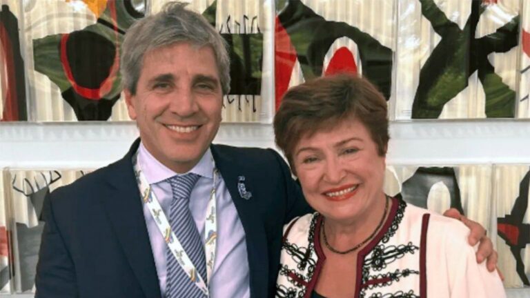 Luis Caputo mandó pedir un «waiver» ante el FMI al no poder cumplir las metas acordadas