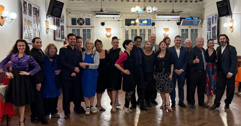 Furor por los «taxi dancers»: los turistas contratan compañeros de tango a 100 dólares por noche