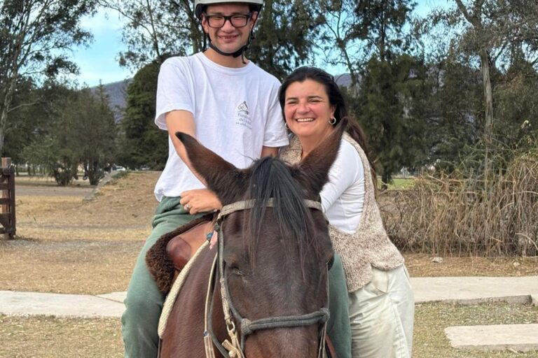 Galopa el alma: una historia de amor y coraje transformó el dolor en esperanza para cientos de chicos