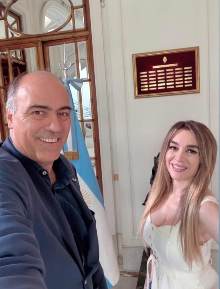 Furia de Karina con el embajador en España porque se sacó una foto con Fátima