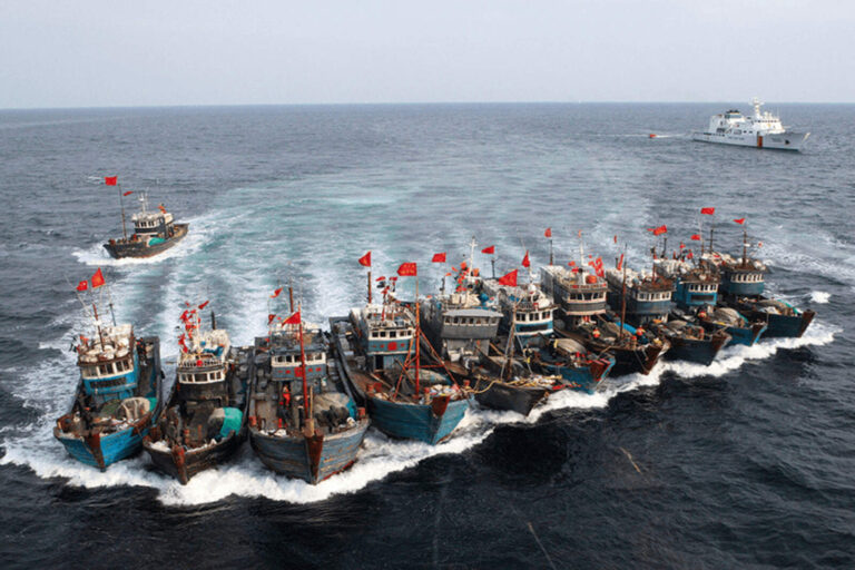 Con ayuda de Chile, barcos chinos buscan pescar ilegalmente en el Mar Argentino