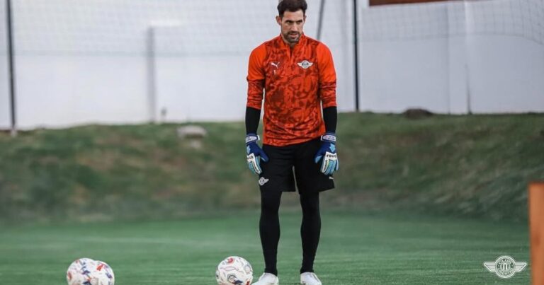 Tiene 42 años, estuvo en tres Mundiales, lo quiso Boca y atajará para Libertad vs. River