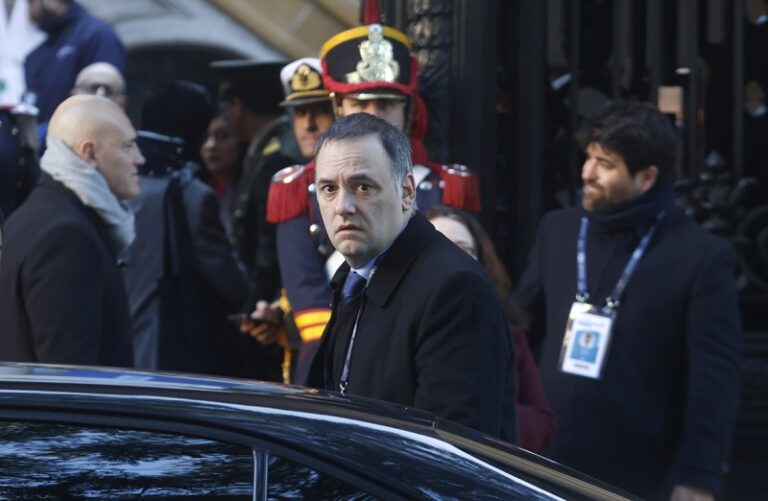 Adorni suspendió su programa de streaming por las coimas