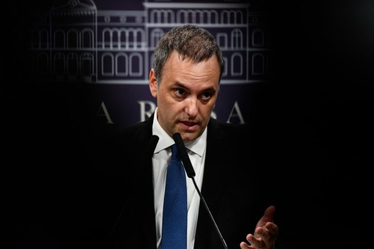 Adorni echó al gerente artístico de la TV Pública y volvió a contratarlo con un sueldo mayor