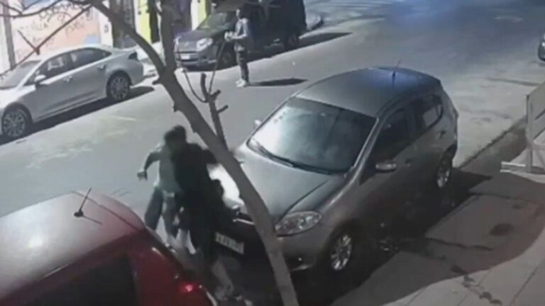 Estremecedor video: discutieron por un encendedor y lo apuñaló con un destornillador