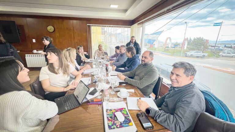 Por medidas de fuerza de APEL, suspendieron la sesión de la Legislatura