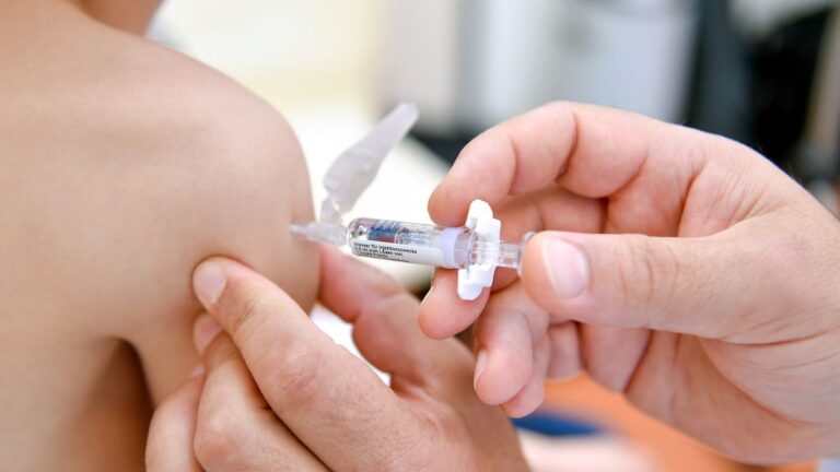 AUH: eliminaron la obligatoriedad de las vacunas de los 5 años para cobrar el complemento de fin de año